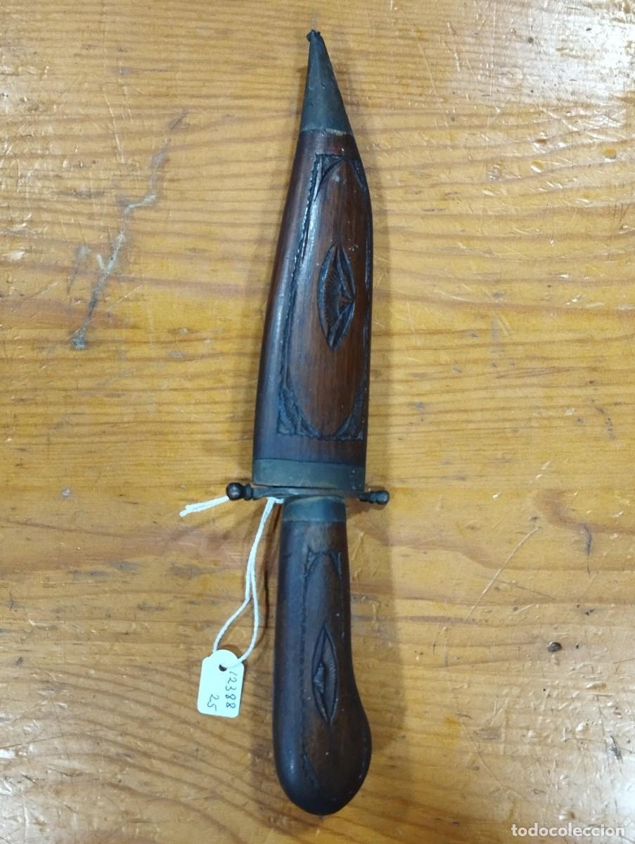 Sellos: CUCHILLO DE INDIA CON MANGO Y FUNDA DE MADERA TALLADA. - Foto 1