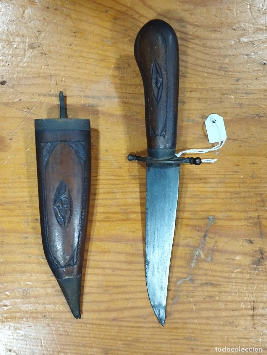 Sellos: CUCHILLO DE INDIA CON MANGO Y FUNDA DE MADERA TALLADA. - Foto 2