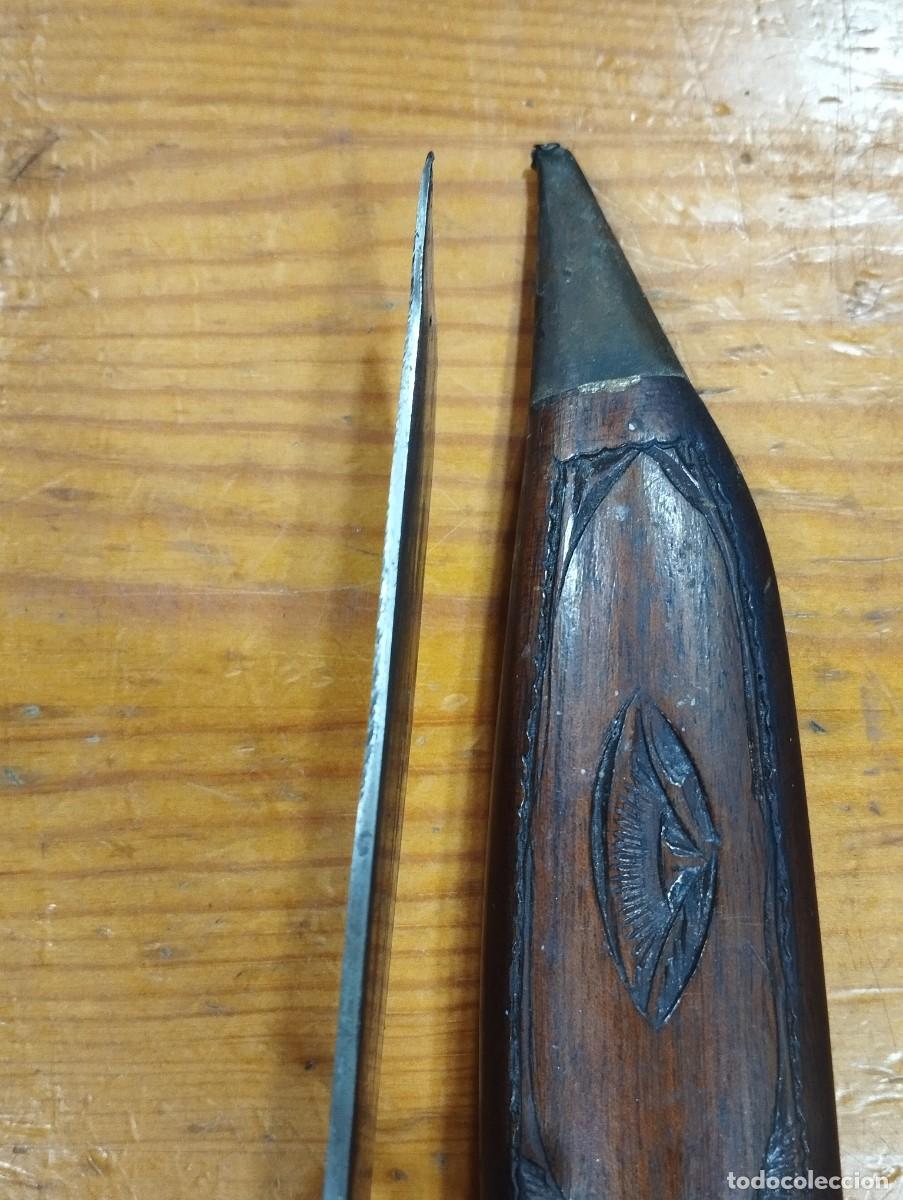 Sellos: CUCHILLO DE INDIA CON MANGO Y FUNDA DE MADERA TALLADA. - Foto 3