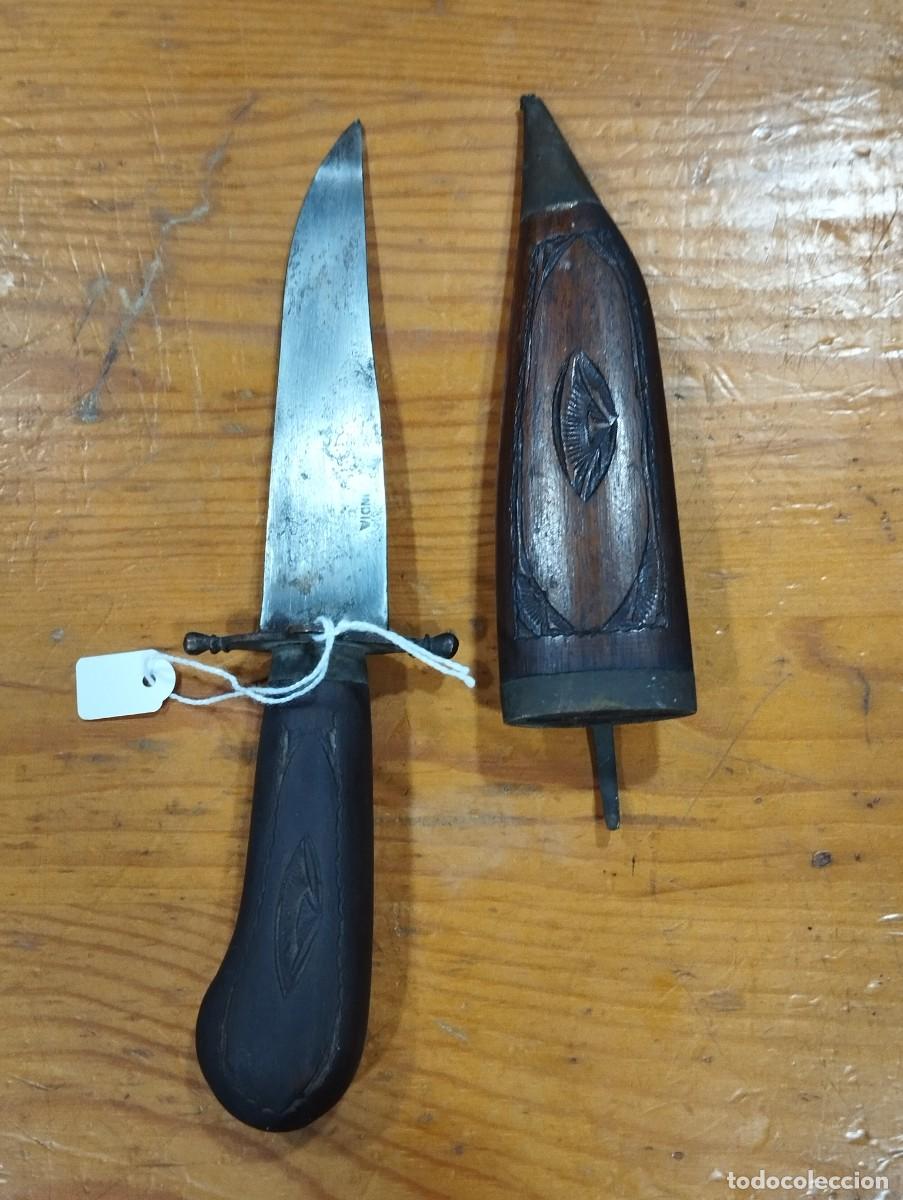 Sellos: CUCHILLO DE INDIA CON MANGO Y FUNDA DE MADERA TALLADA. - Foto 4