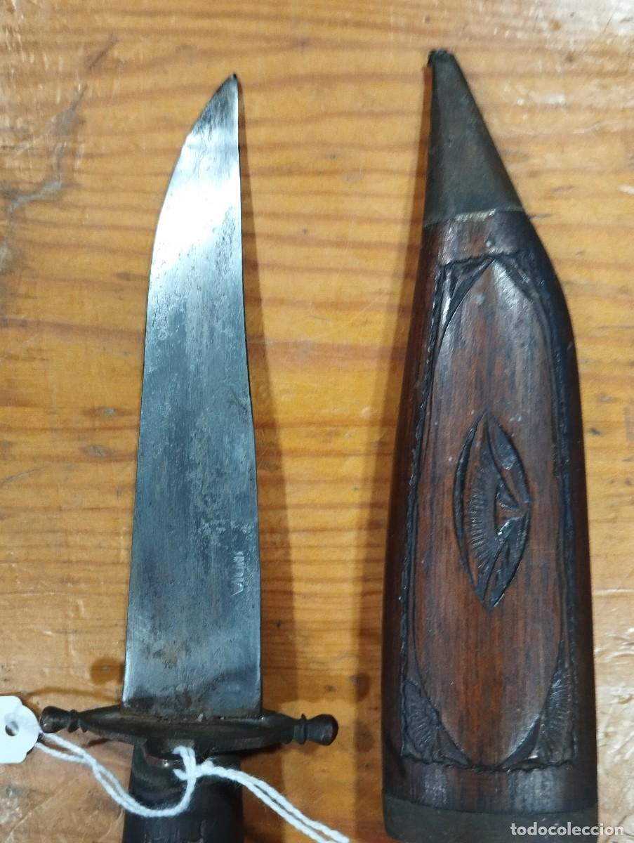 Sellos: CUCHILLO DE INDIA CON MANGO Y FUNDA DE MADERA TALLADA. - Foto 5