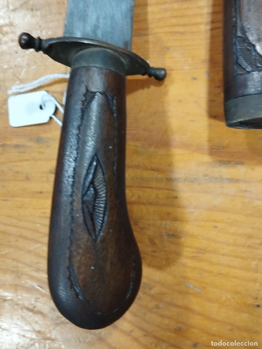 Sellos: CUCHILLO DE INDIA CON MANGO Y FUNDA DE MADERA TALLADA. - Foto 7