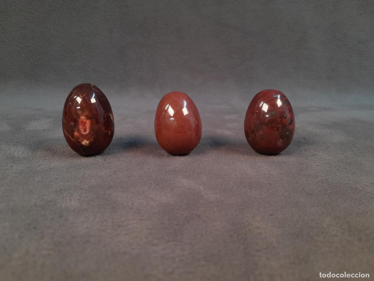 Sellos: LOTE DE TRES HUEVOS ORNAMENTALES EN JASPE ROJO BRECHADO. INDIA.SIGLO XX.