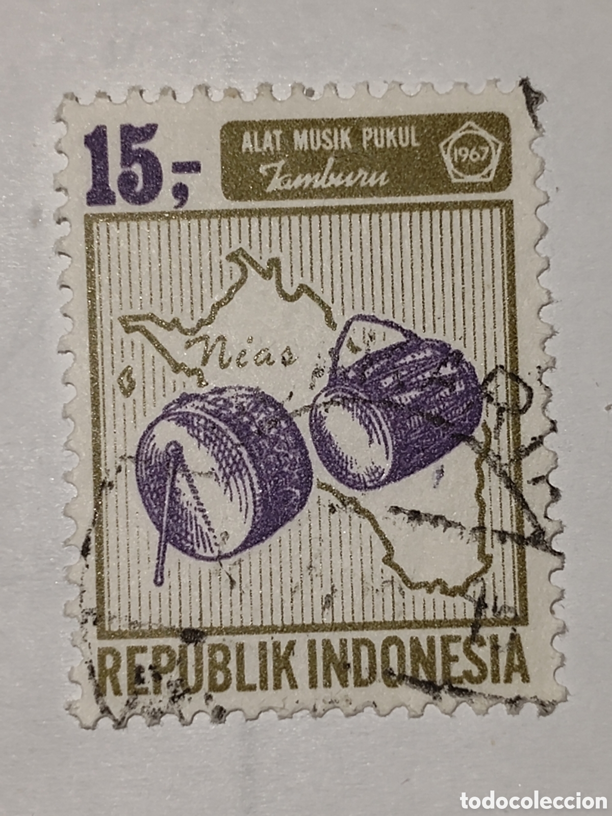 Sellos: Sello de Indonesia mapa de la isla de Nias y un instrumento tradicional de percusi&oacute;n 1967