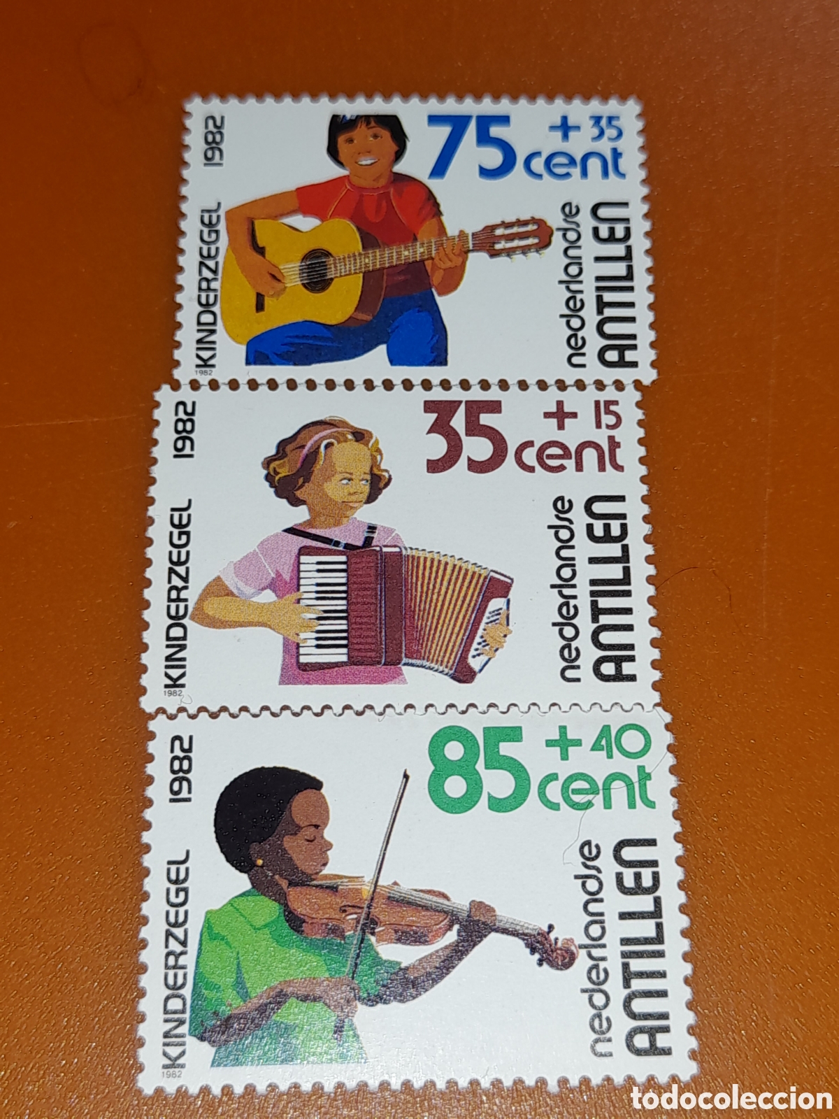 Sellos: Sello Antillas Holandesas nuevo 1982. Pro infancia. Arte. M&uacute;sica. Instrumentos. Viol&iacute;n. Guitarra. Ac