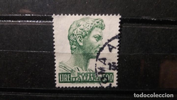 Sellos: Sello Usado. Estatua de San Jorge . 24 de Junio de 1957. Yvert 738.