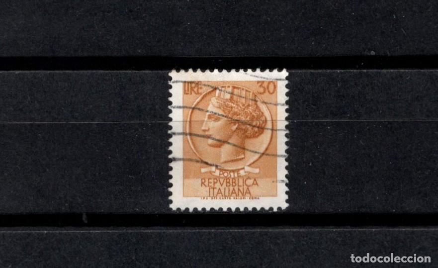 Sellos: Sello usado. Moneda Siracusa. 1 de Julio de 1960. 30 liras. Yvert 716A.