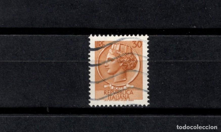 Sellos: Sello usado. Moneda Siracusa. 1 de Julio de 1960. 30 liras. Yvert 716A.