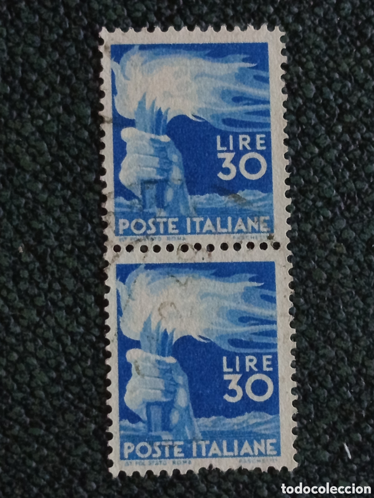 Sellos: Italia 1945 Pareja Vertical Sello Democr&aacute;tica 30l Antorcha Scott 488