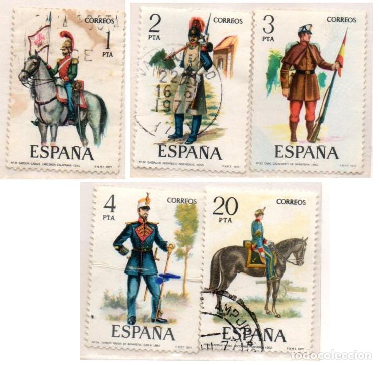 Timbres: SERIE SELLOS ESPA&Ntilde;A REY 1977 UNIFORMES USADOS EDIFIL 2381-85 COMPLETA