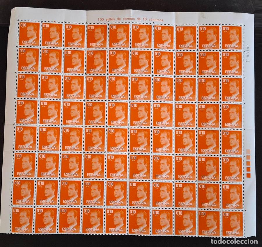 Stamps: Pliego con 80 sellos de correos naranja de 1977 representa al Rey Juan Carlos I