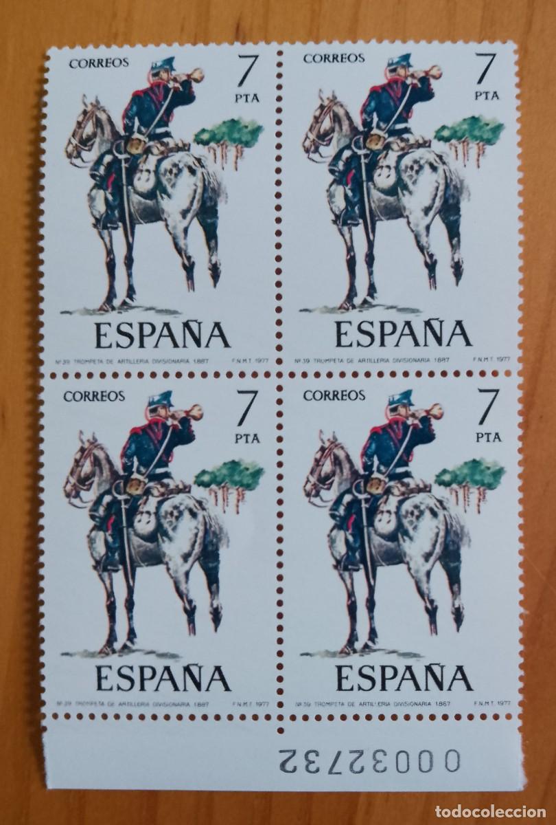 Sellos: ESPA&Ntilde;A - V/F 7 PTA - TIRA NUEVA -EDIFIL 2426, A&Ntilde;O 1977 - UNIFORMES MILITARES. TROMPETA DE ARTILLERIA