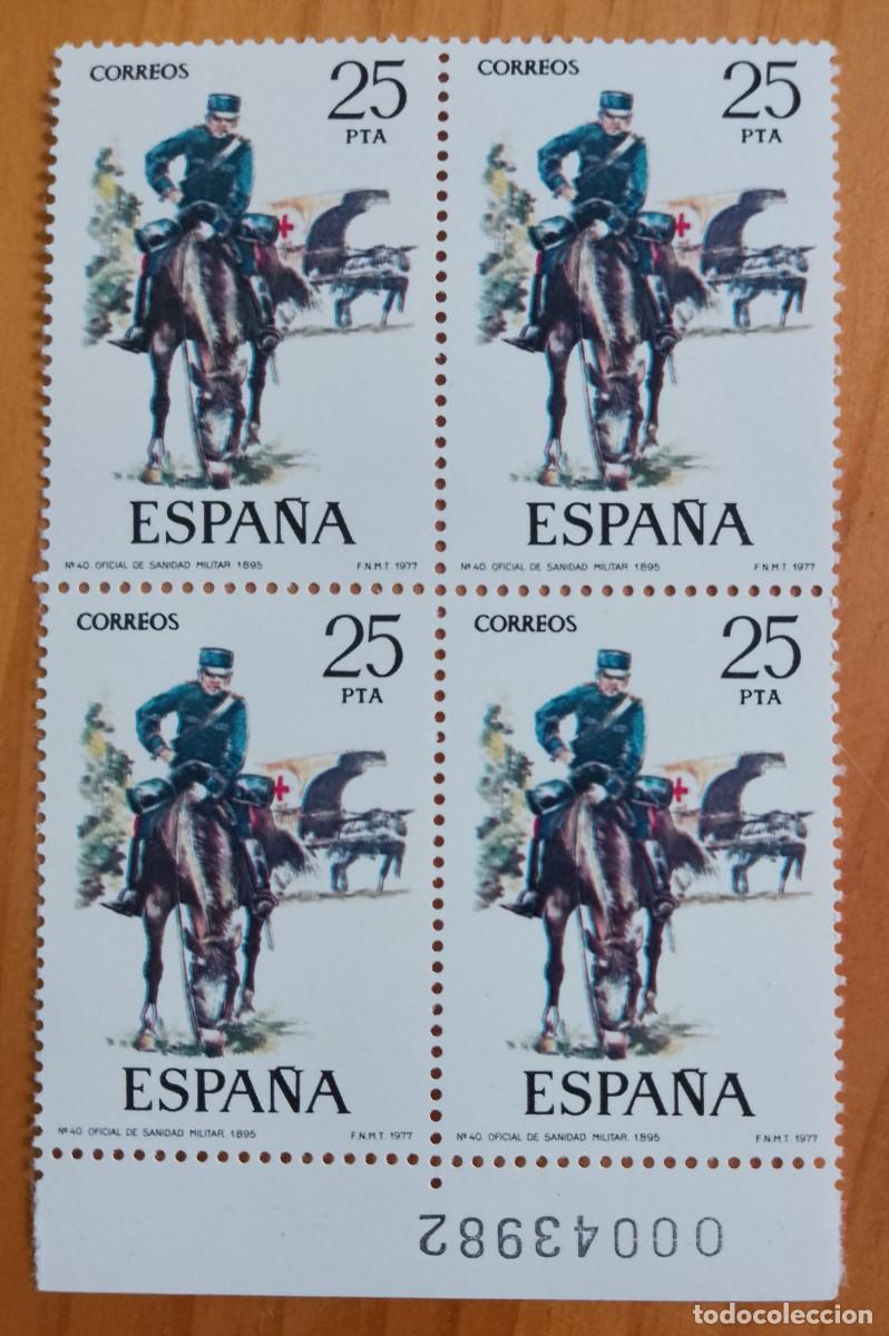 Sellos: ESPA&Ntilde;A - V/F 25 PTA - TIRA NUEVA -EDIFIL 2427, A&Ntilde;O 1977 - UNIFORMES MILITARES. OFICIAL SANIDAD