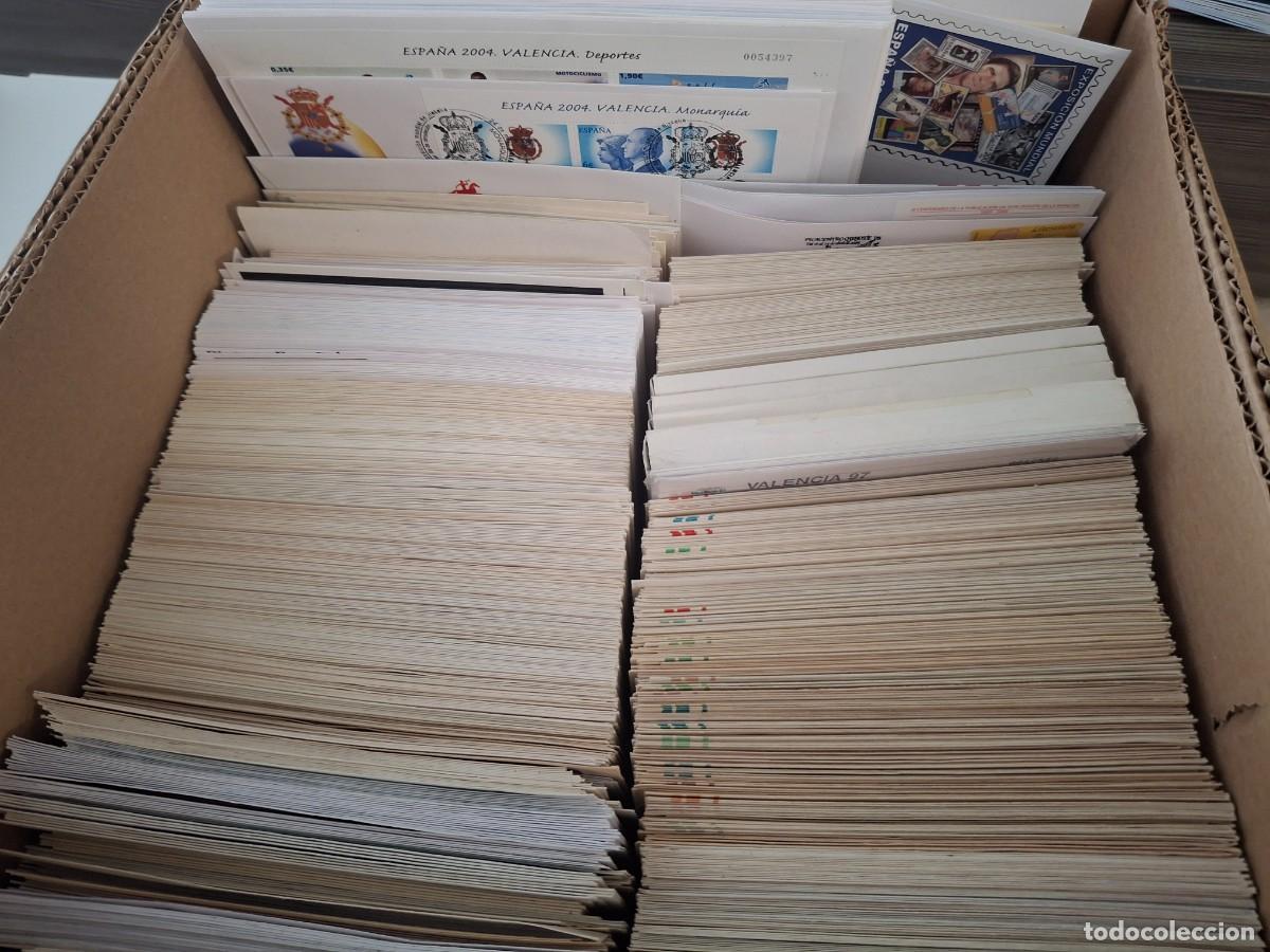 Briefmarken: Gran caja con mas de 6KG de SPD muchos escudos y trajes ver fotografias