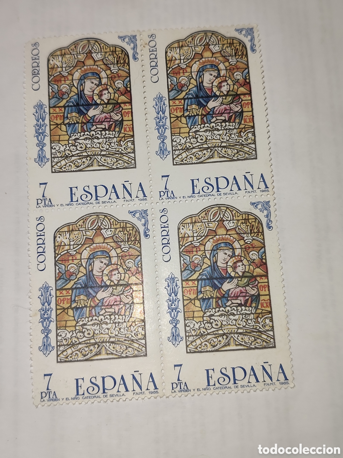 Sellos: Bloque de 4 sellos de Espa&ntilde;a vidrieras art&iacute;sticas La Virgen y el ni&ntilde;o Catedral de Sevilla 1985