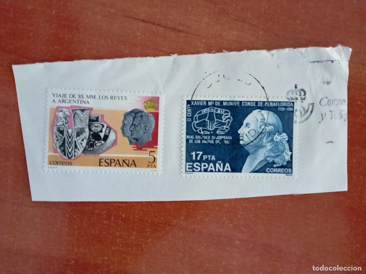 Sellos: 2 SELLOS ESPA&Ntilde;OLES PEGADOS, UNO SIN MATASELLAR