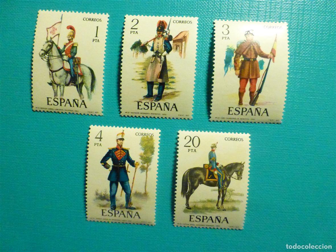 Sellos: Sello Espa&ntilde;a Correos, Serie Completa Uniformes Militares, A&ntilde;o 1977, EDIFIL 2381 al 2385 - Nuevos