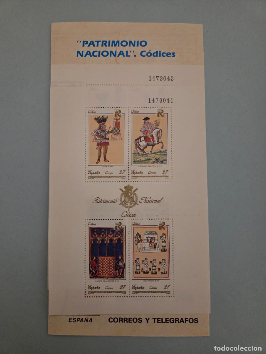 Sellos: Pareja correlativa hojitas de cuatro sellos. Patrimonio Nacional C&oacute;dices. 1992. Incluye d&iacute;ptico.