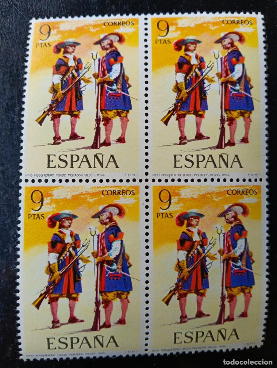 Sellos: Espa&ntilde;a 1974 - Edifil 2171 - Uniformes militares. Mosqueteros Tercios Morados - Bloque de 4