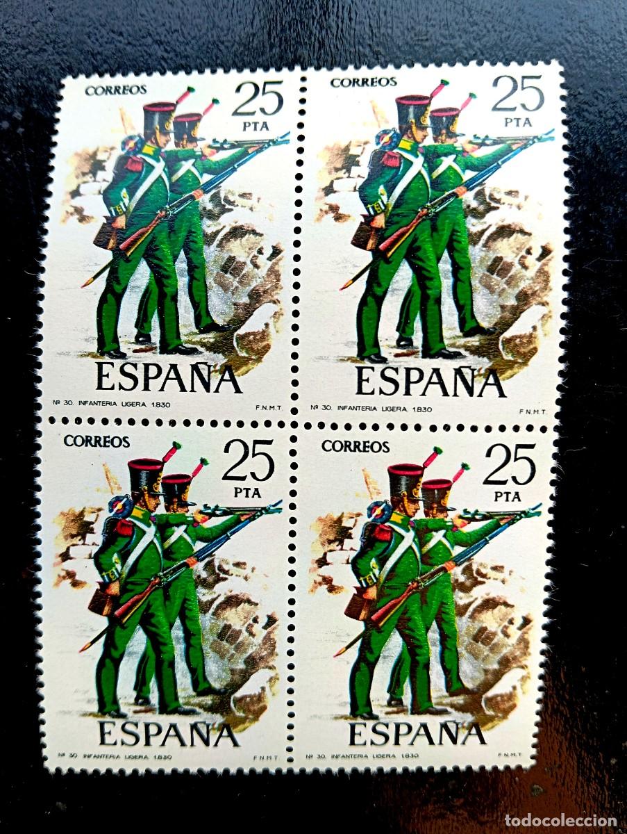 Sellos: Espa&ntilde;a 1976 - Edifil 2354 - Uniformes militares. Infanter&iacute;a Ligera. Nuevos. Bloque de 4