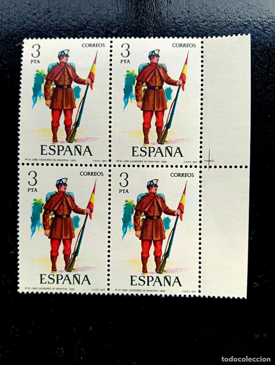 Sellos: ESPA&Ntilde;A 1977 - EDIFIL 2383 - UNIFORMES MILITARES, CABO CAZADORES - BLOQUE DE 4