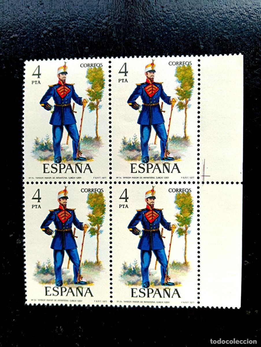 Sellos: ESPA&Ntilde;A 1977 - EDIFIL 2384 - UNIFORMES MILITARES. TAMBOR MAYOR - BLOQUE DE 4