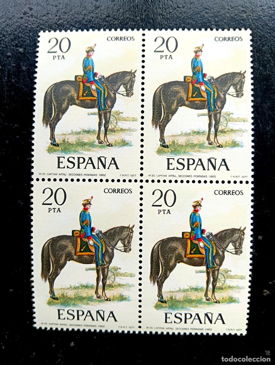 Sellos: ESPA&Ntilde;A 1977 - EDIFIL 2385 - UNIFORMES MILITARES. CAPIT&Aacute;N ARTILLERIA - BLOQUE DE 4
