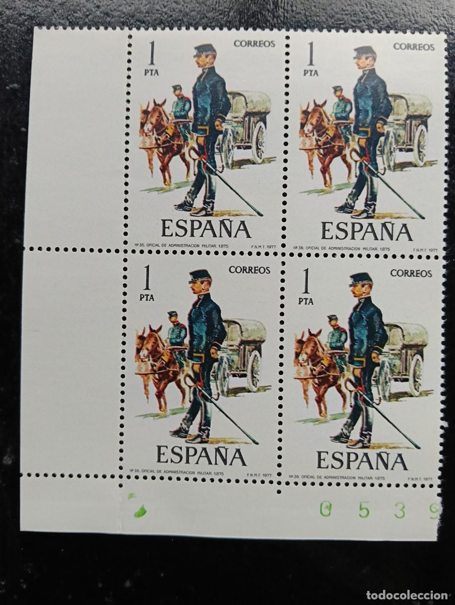 Sellos: ESPA&Ntilde;A 1977 - EDIFIL 2423 - UNIFORMES MILITARES, OFICIAL ADM&Oacute;N- MILITAR - BLOQUE DE 4