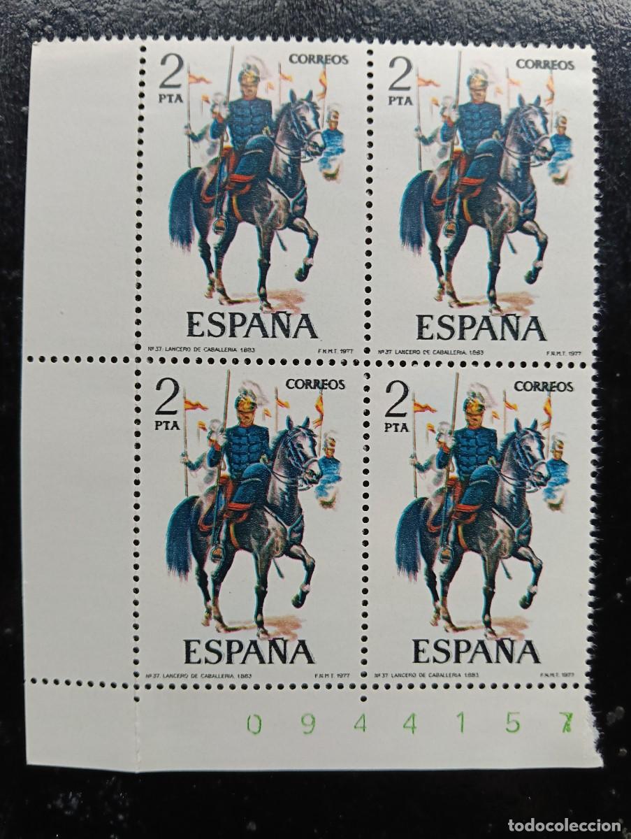 Sellos: ESPA&Ntilde;A 1977 - EDIFIL 2424 - UNIFORMES MILITARES. LANCERO CABALLERIA - BLOQUE DE 4
