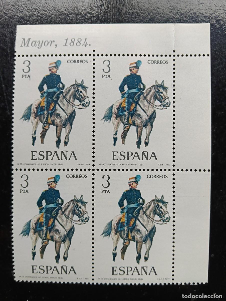 Sellos: ESPA&Ntilde;A 1977 - EDIFIL 2425 - UNIFORMES MILITARES. COMANDANTE DE ESTADO MAYOR - BLOQUE DE 4