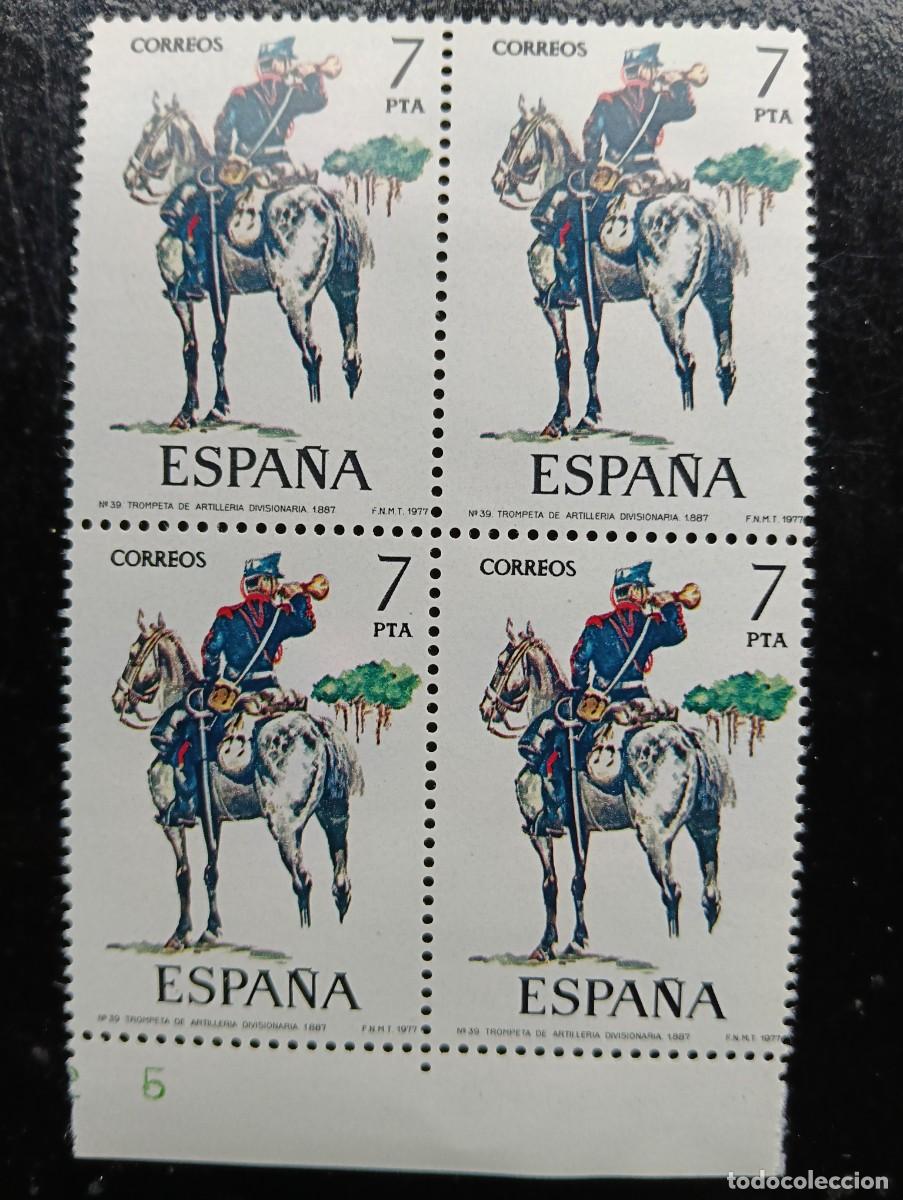 Sellos: ESPA&Ntilde;A 1977 - EDIFIL 2426 - UNIFORMES MILITARES. TROMPETA DE ARTILLERIA - BLOQUE DE 4