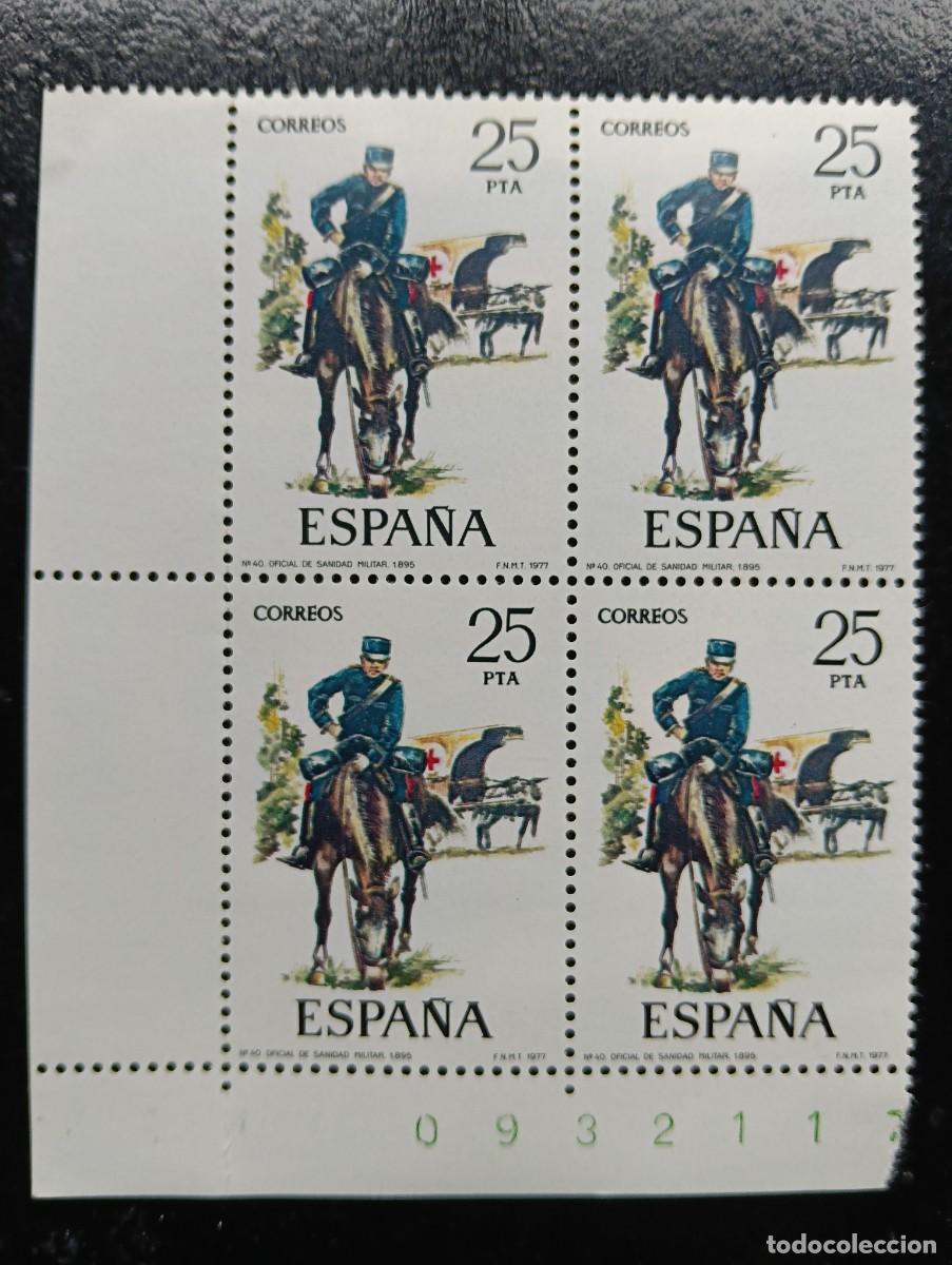 Sellos: ESPA&Ntilde;A 1977 - EDIFIL 2427 - UNIFORMES MILITARES. OFICIAL DE SANIDAD MILITAR - BLOQUE DE 4