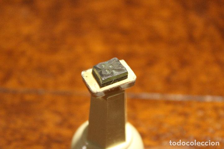 Sellos: Matasellos con figura de tijera? de plastico - Foto 1