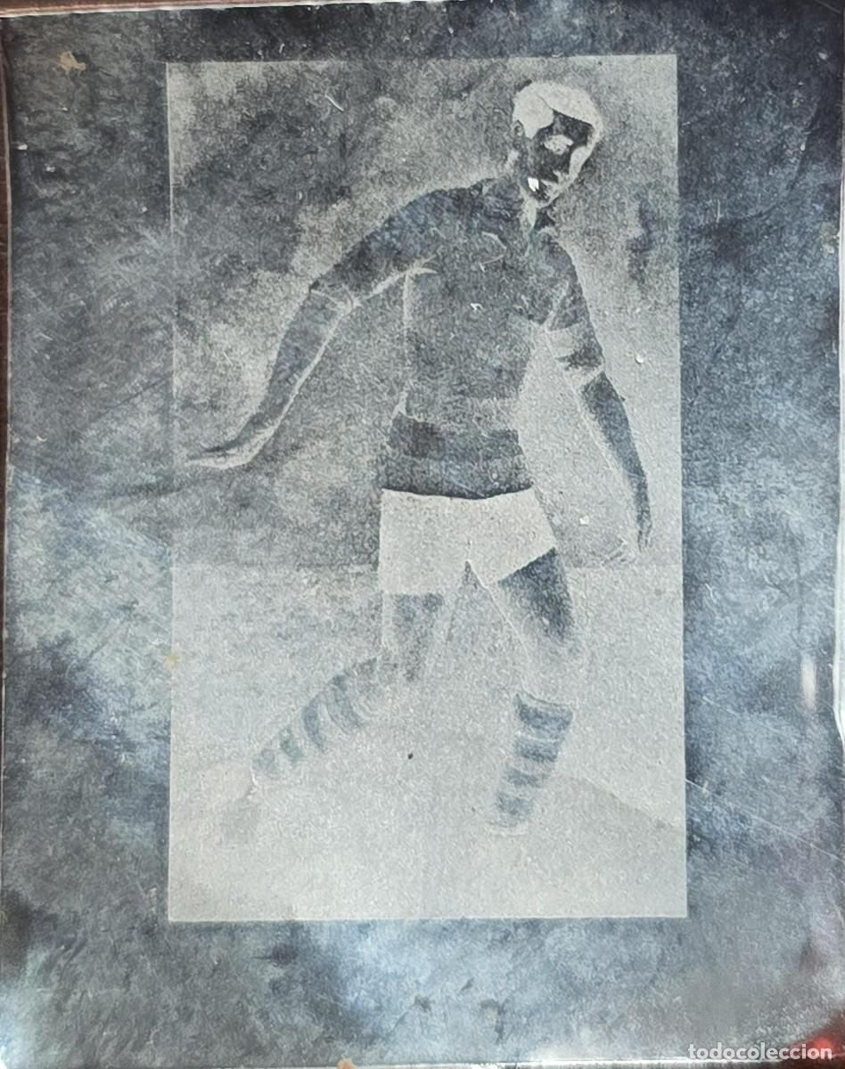 Sellos: MI) MEXICO, PRINT, 1986 MEXICO WORLD CUP, CLASSIC FOOTBALLER IN MOTION. THE DESIGN CAPTURES THE MID-