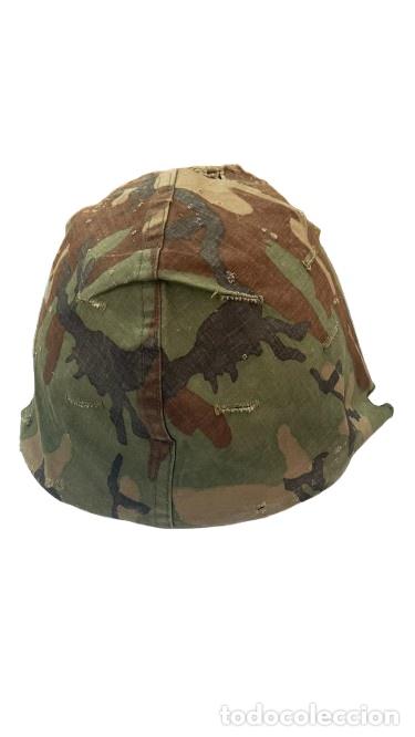 Sellos: Casco militar con funda de camuflaje desgastada