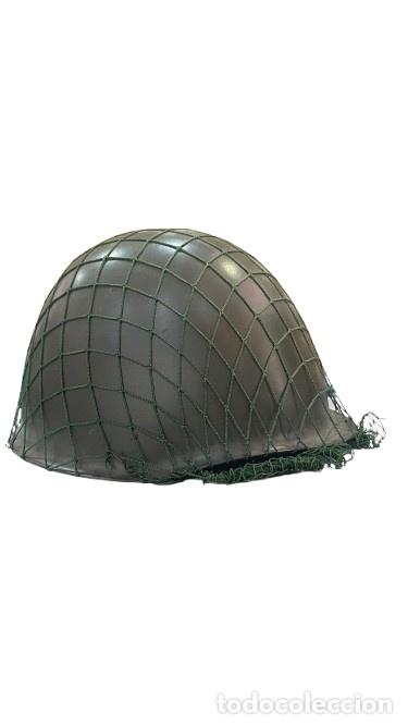 Sellos: Casco Militar Vintage con Camuflaje de Red