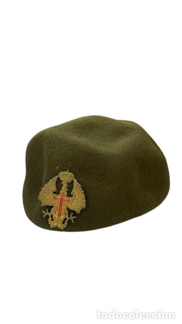 Sellos: Boina Militar Verde con Insignia de &Aacute;guila y Cruz Roja