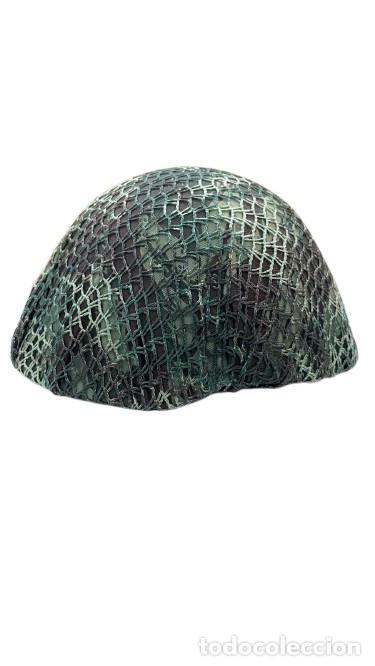 Sellos: Casco Militar Vintage con Camuflaje