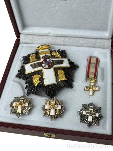 Sellos: Placa al M&eacute;rito Militar. &Eacute;poca transici&oacute;n a&ntilde;os 70 viene con varias miniaturas en plata.