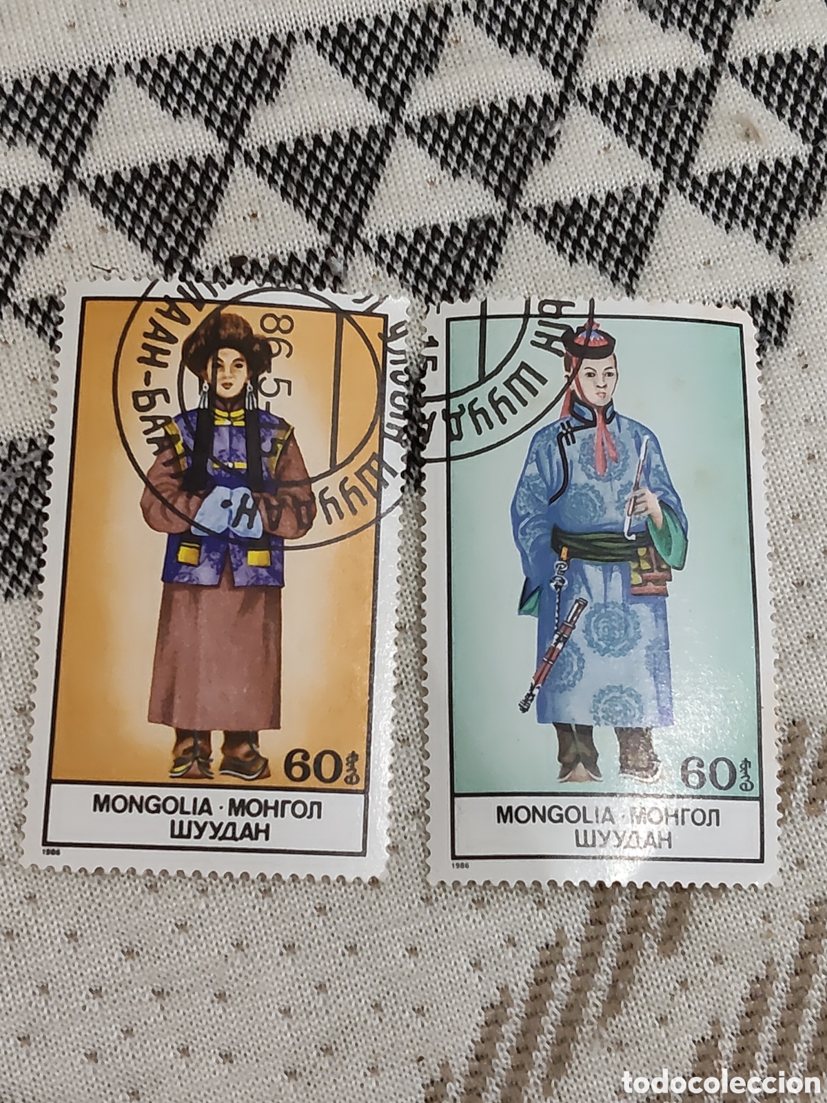 Sellos: 2 Sellos de Mongolia trajes regionales muy buenos