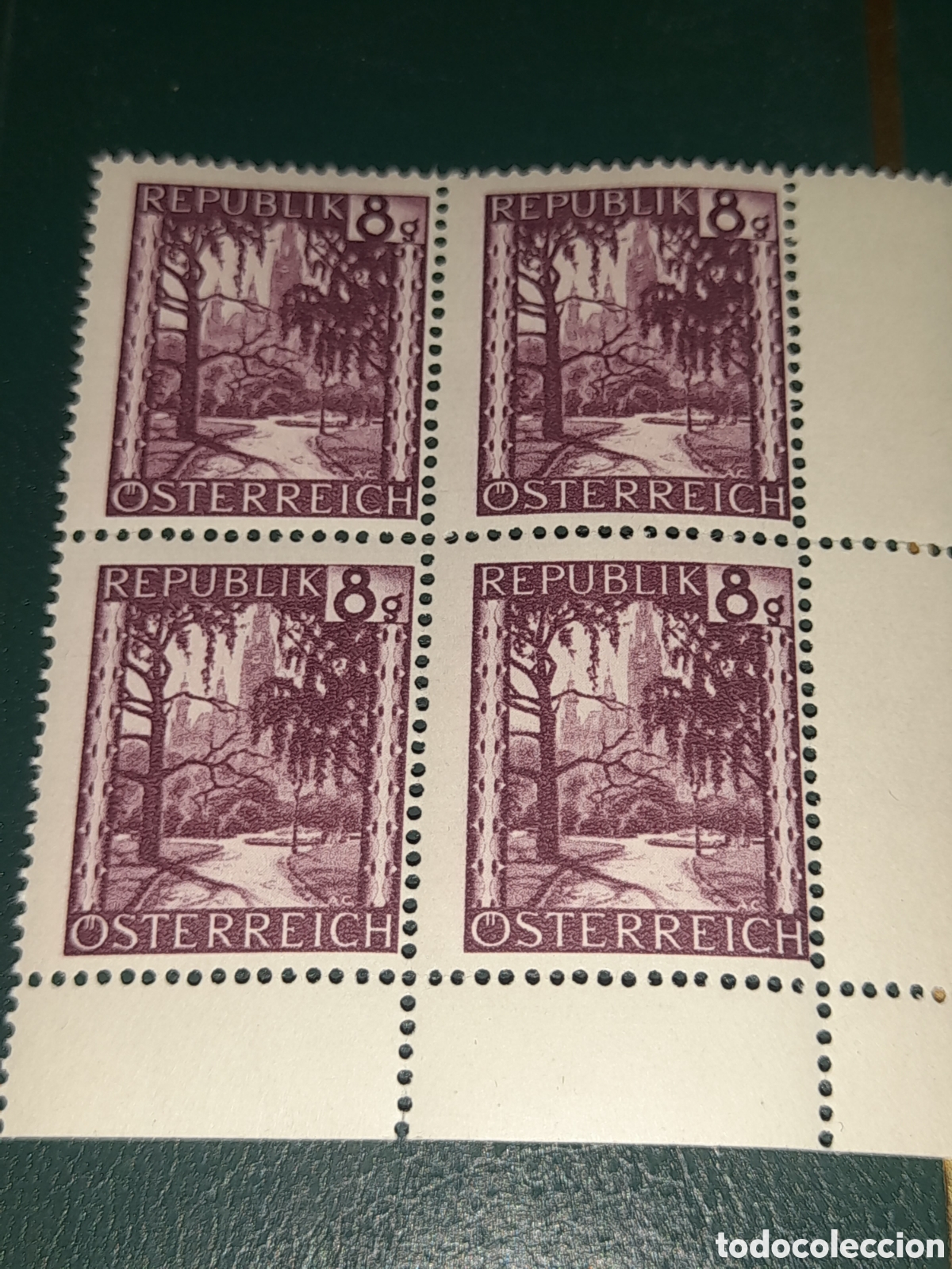 Sellos: Sello Austria nuevo 1946. Paisajes. Rathauspark. Naturaleza. &Aacute;rbol. Jard&iacute;n. Campanario.