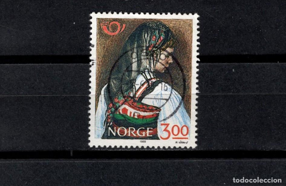 Sellos: Sello usado. Mujer de Setesdal. Sello de 3 coronas. 1989. Yvert 974.