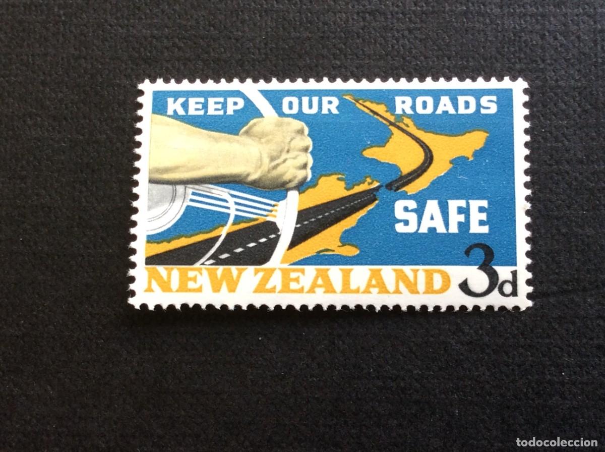Sellos: NUEVA ZELANDA N&ordm; YVERT 420**. A&Ntilde;O 1964. SEGURIDAD VIAL. SELLO CON CHARNELA