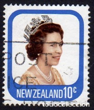 Sellos: Nueva Zelanda. Isabel II. 1977 y 1979. YT-701-749. Usado.