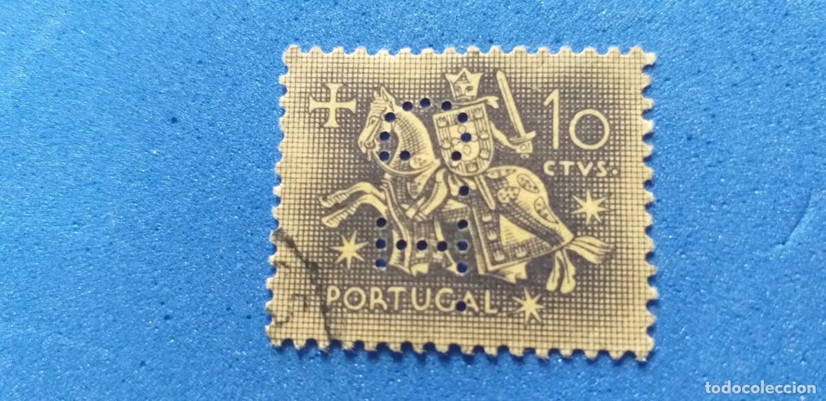 Sellos: Sello perfins. Portugal. YVERT 775. CABALLERO MEDIEVAL. Usado. Perforado Letras C I