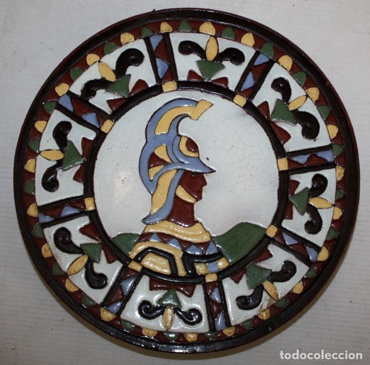 Sellos: JOSEP ARAGAY BLANCHART (Barcelona, 1889 - Breda, 1973) PLATO EN CER&Aacute;MICA VIDRIADA