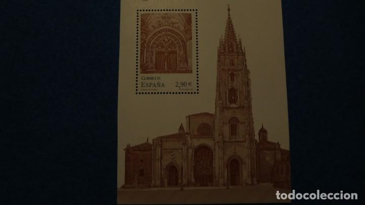Sellos: Hoja bloque de la catedral de Oviedo, 2012 - Foto 1