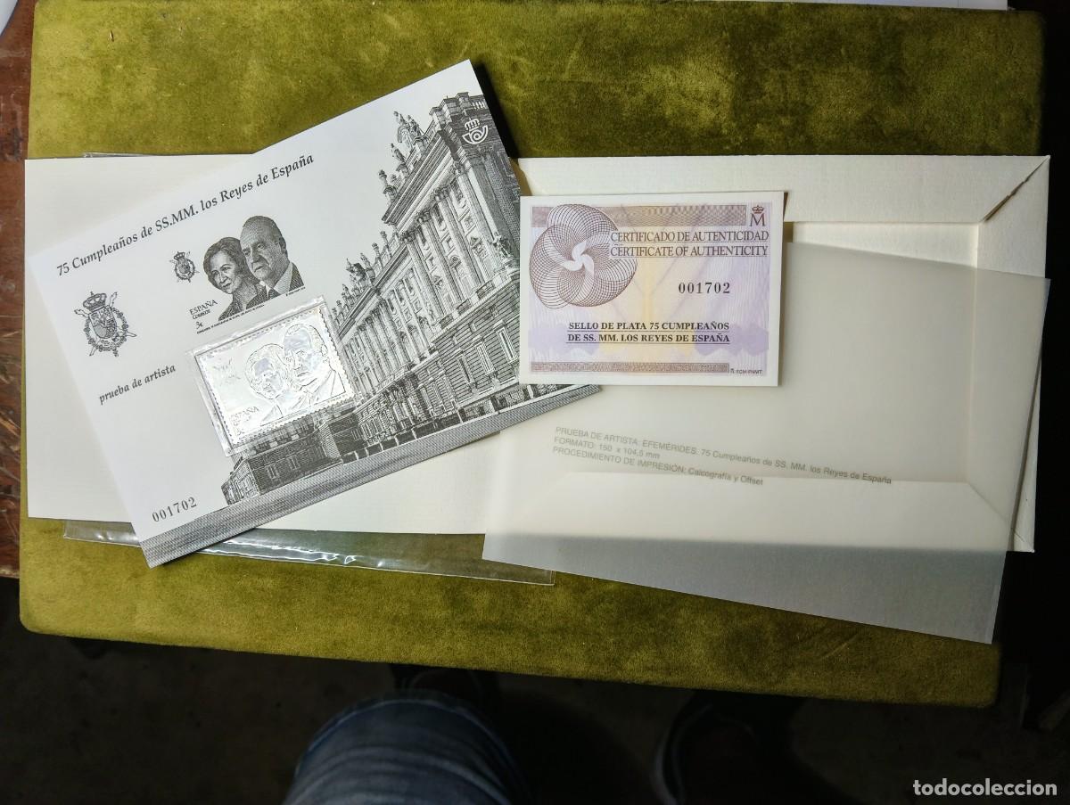 Sellos: CORREOS ESPA&Ntilde;A - PRUEBA DE ARTISTA CON REPRODUCCION DEL SELLO EN PLATA - 75 A&Ntilde;OS SS.MM. REYES ESPA&Ntilde;A