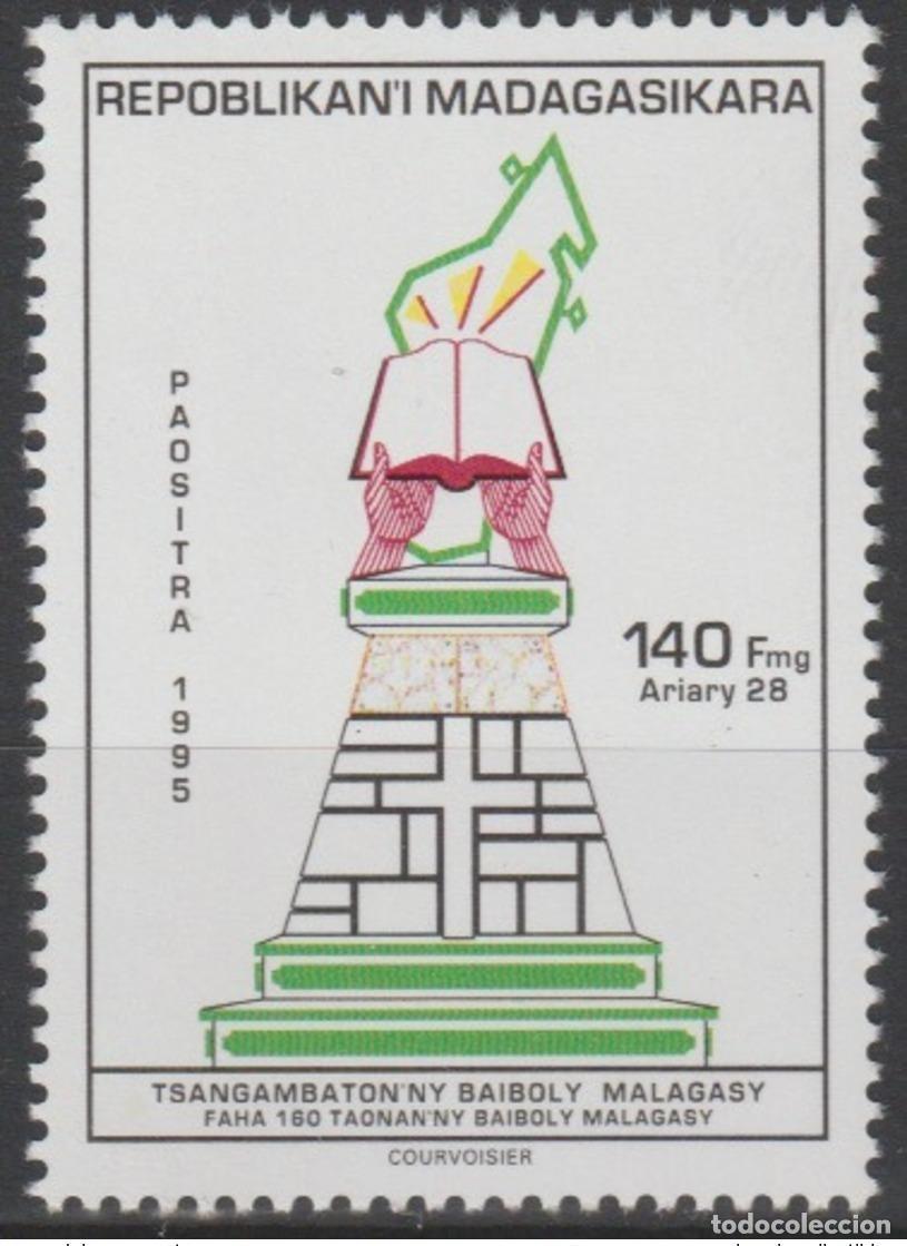 Sellos: Madagascar 1995 Mi. 1770 Biblia Religi&oacute;n Libro cat&oacute;lico Malgache
