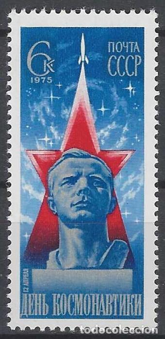 Sellos: UNI&Oacute;N SOVI&Eacute;TICA 1975 - D&Iacute;A DE LA COSMON&Aacute;UTICA, BUSTO DE YURI GAGARIN - MNH**